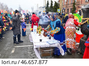 Женщины разливают горячий чай из самовара. Масленица. Город Ялуторовск Тюменская область. Редакционное фото, фотограф Александр Тараканов / Фотобанк Лори