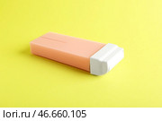 Жирорастворимый восковой картридж на цветном фоне. Стоковое фото, фотограф Pixel_shot / Фотобанк Лори