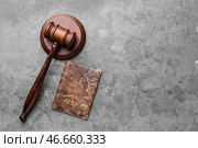 Молоток судьи и паспорт на столе. Концепция иммиграционного права. Стоковое фото, фотограф Pixel_shot / Фотобанк Лори