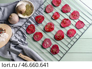 Охлаждающая подставка со вкусной сырой свекольной крошкой на деревянном столе. Стоковое фото, фотограф Pixel_shot / Фотобанк Лори
