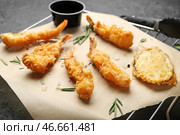 Охлаждающая подставка с вкусными креветками на темном фоне. Стоковое фото, фотограф Pixel_shot / Фотобанк Лори