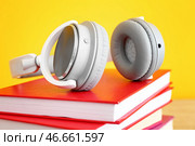 Книги и современные наушники на столе, крупным планом. Концепция аудиокниги. Стоковое фото, фотограф Pixel_shot / Фотобанк Лори