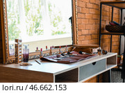 Стол с косметикой в современном гримерном. Стоковое фото, фотограф Pixel_shot / Фотобанк Лори