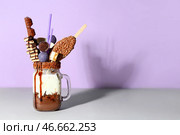 Кувшин Мейсон с вкусным уродом встряхнуть на столе. Стоковое фото, фотограф Pixel_shot / Фотобанк Лори