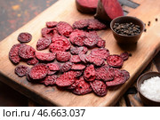 Вкусные свекольные чипсы со специями на деревянной доске. Стоковое фото, фотограф Pixel_shot / Фотобанк Лори