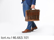 Стильный молодой человек в формальной одежде и с сумкой на белом фоне. Стоковое фото, фотограф Pixel_shot / Фотобанк Лори