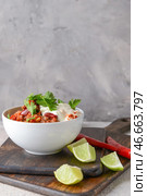 Чаша с вкусным перцем чили кон на столе. Стоковое фото, фотограф Pixel_shot / Фотобанк Лори