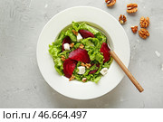 Тарелка с вкусным свекольным салатом на сером фоне. Стоковое фото, фотограф Pixel_shot / Фотобанк Лори