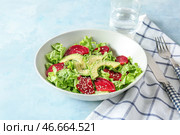 Чаша с вкусным свекольным салатом на цветном фоне. Стоковое фото, фотограф Pixel_shot / Фотобанк Лори