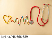 Медицинские стетоскоп и таблетки на светлом фоне. Кардиологическая концепция. Стоковое фото, фотограф Pixel_shot / Фотобанк Лори
