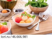 Тарелка с вкусным дынным десертом на деревянной доске. Стоковое фото, фотограф Pixel_shot / Фотобанк Лори