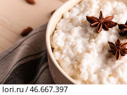 Вкусный рисовый пудинг с анисовыми звездами в миске, крупным планом. Стоковое фото, фотограф Pixel_shot / Фотобанк Лори