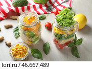 Вкусные овощные салаты в масонных баночках на сером столе. Стоковое фото, фотограф Pixel_shot / Фотобанк Лори