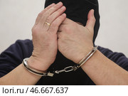 Арестованный преступник в наручниках. А. Стоковое фото, фотограф Белкин/Бизнес Online / ТАСС / Фотобанк Лори