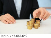 Женщина штабелируя монетки на таблице, крупном плане. Концепция сбережений. Стоковое фото, фотограф Pixel_shot / Фотобанк Лори