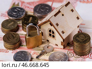 Деревянный домик, ключ с замком, банкноты номиналом 5000 российских рублей и монеты в 2, 5 и 10 российских рублей. Стоковое фото, фотограф Сергей Елагин/Бизнес Online / ТАСС / Фотобанк Лори