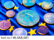 Монета криптовалюты биткойн в окружении монет евро различного номинала на фоне флага Европейского союза. Стоковое фото, фотограф Сергей Елагин/Бизнес Online / ТАСС / Фотобанк Лори