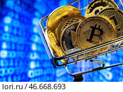 Физические монеты криптовалюты биткойн в тележке для покупок. Стоковое фото, фотограф Сергей Елагин/Бизнес Online / ТАСС / Фотобанк Лори