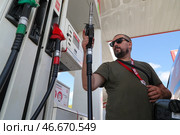 Россия. Водитель с топливораздаточным краном на автозаправочной станции. Алексей Белкин/NEWS.ru/TACC. Стоковое фото, фотограф Белкин Алексей / ТАСС / Фотобанк Лори