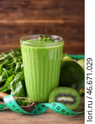 Стекло вкусного зеленого smoothie с ингридиентами и измеряя ленты на деревянном столе. Концепция диеты. Стоковое фото, фотограф Pixel_shot / Фотобанк Лори