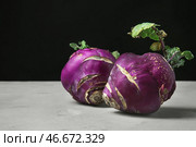 Свежая кольраби на сером столе. Стоковое фото, фотограф Pixel_shot / Фотобанк Лори