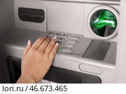 Женщина вводит PIN-код в банкомате, крупным планом. Стоковое фото, фотограф Pixel_shot / Фотобанк Лори