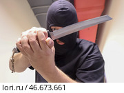 Преступник с ножом. Стоковое фото, фотограф Алексей Белкин/NEWS.ru / ТАСС / Фотобанк Лори