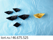 Оригами лодки на цветной мятой бумаге. Концепция лидерства. Стоковое фото, фотограф Pixel_shot / Фотобанк Лори