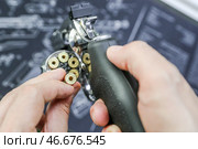 Травматический пистолет в руках. Стоковое фото, фотограф Сергей Булкин/NEWS.ru / ТАСС / Фотобанк Лори
