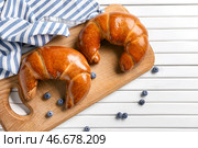 Вкусные свежие серповидные рулетики с черникой на белом деревянном столе. Стоковое фото, фотограф Pixel_shot / Фотобанк Лори