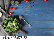 Кастрюля с начинкой из листьев капусты на деревянном столе. Стоковое фото, фотограф Pixel_shot / Фотобанк Лори