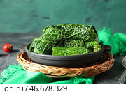 Кастрюля с фаршированными листьями капусты на сером столе. Стоковое фото, фотограф Pixel_shot / Фотобанк Лори