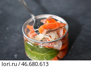 Кусочки красной рыбы, консервированные с репчатым луком и лавровым листом. Стоковое фото, фотограф Сергей Петров/NEWS.ru / ТАСС / Фотобанк Лори
