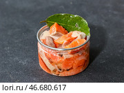 Кусочки красной рыбы, консервированные с репчатым луком и лавровым листом. Стоковое фото, фотограф Сергей Петров/NEWS.ru / ТАСС / Фотобанк Лори
