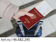 Заграничный паспорт гражданина Российской Федерации и посадочный талон в руке. Стоковое фото, фотограф Сергей Булкин/NEWS.ru / ТАСС / Фотобанк Лори