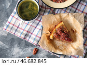 Вкусный пирог с орехами и травяной чай на сером столе. Стоковое фото, фотограф Pixel_shot / Фотобанк Лори