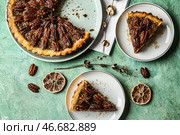 Тарелки с вкусным ореховым пирогом на столе цвета. Стоковое фото, фотограф Pixel_shot / Фотобанк Лори