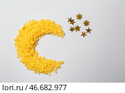 Морская соль в форме полумесяца и золотых звезд как символ ислама на светлом фоне. Стоковое фото, фотограф Pixel_shot / Фотобанк Лори