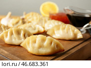 Вкусная японская гёза на деревянной доске, крупным планом. Стоковое фото, фотограф Pixel_shot / Фотобанк Лори