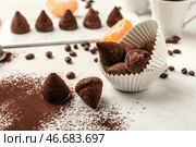 Вкусные сладкие трюфели на белом столе. Стоковое фото, фотограф Pixel_shot / Фотобанк Лори