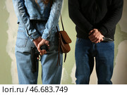 Мужчина-вор собирается напасть на женщину с ружьем для самообороны. Стоковое фото, фотограф Pixel_shot / Фотобанк Лори