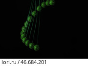 Стробоскопическая фотография движущегося зеленого шара на темном фоне. Стоковое фото, фотограф Pixel_shot / Фотобанк Лори