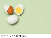 Вкусные сваренные яйца с половинкой на зеленом фоне. Стоковое фото, фотограф Pixel_shot / Фотобанк Лори