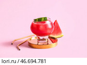 Стакан вкусного арбузного фреша на розовом фоне. Стоковое фото, фотограф Pixel_shot / Фотобанк Лори