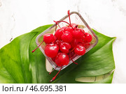 Миска вкусных мараскиновых вишен на белом мраморном фоне. Стоковое фото, фотограф Pixel_shot / Фотобанк Лори