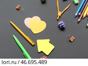 Калькулятор с различными канцелярскими принадлежностями на черной меловой доске. Стоковое фото, фотограф Pixel_shot / Фотобанк Лори