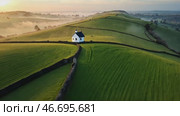 White house sits on a hillside in a lush green field. Стоковое AI-видео, аниматор Sergey Grishin / Фотобанк Лори