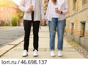 Прекрасная, любящая, счастливая пара пьет кофе и гуляет по городу весной. Стоковое фото, фотограф Pixel_shot / Фотобанк Лори