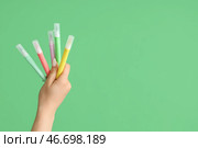 Женская рука с фломастерами на зеленом фоне. Стоковое фото, фотограф Pixel_shot / Фотобанк Лори