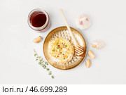 Тарелка с вкусным запеченным сыром Камамбер на сером фоне. Стоковое фото, фотограф Pixel_shot / Фотобанк Лори